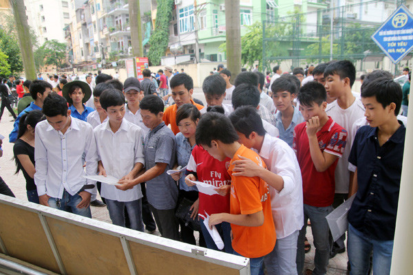 Các thí sinh dự thi vào Trường ĐH Công nghiệp HN năm 2013. Ảnh Xuân Trung Các thí sinh dự thi vào Trường ĐH Công nghiệp HN năm 2013. Ảnh Xuân Trung