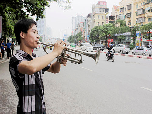 Thí sinh này vui vẻ sau khi kết thúc phần thi của mình nên đã thổi luôn một đoạn nhạc mình trình bày sau khi ra cổng trường. Thí sinh này vui vẻ sau khi kết thúc phần thi của mình nên đã thổi luôn một đoạn nhạc mình trình bày sau khi ra cổng trường.