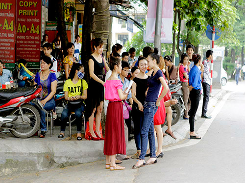 Những thí sinh dự thi khối nghệ thuật trường ĐH Văn hóa Nghệ thuật Quân đội diện trang phục rất thời trang. Những thí sinh dự thi khối nghệ thuật trường ĐH Văn hóa Nghệ thuật Quân đội diện trang phục rất thời trang.