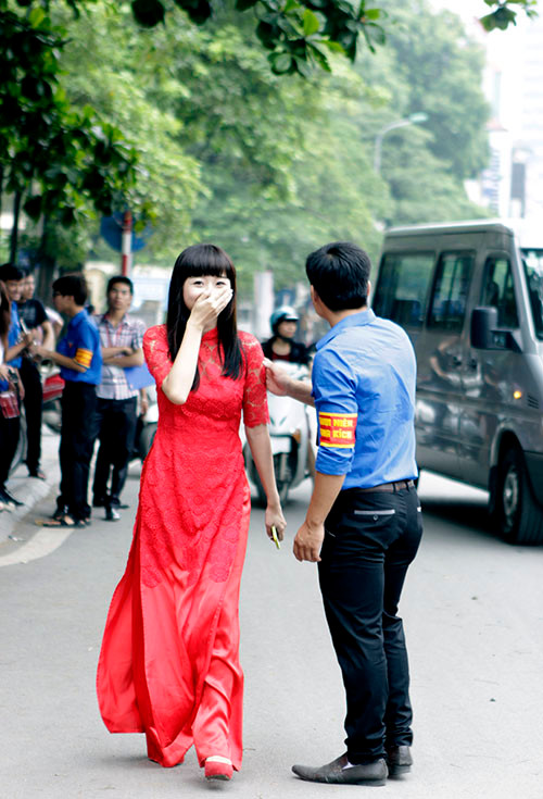 Áo dài tươi cười bước ra khỏi phòng thi. Áo dài tươi cười bước ra khỏi phòng thi.