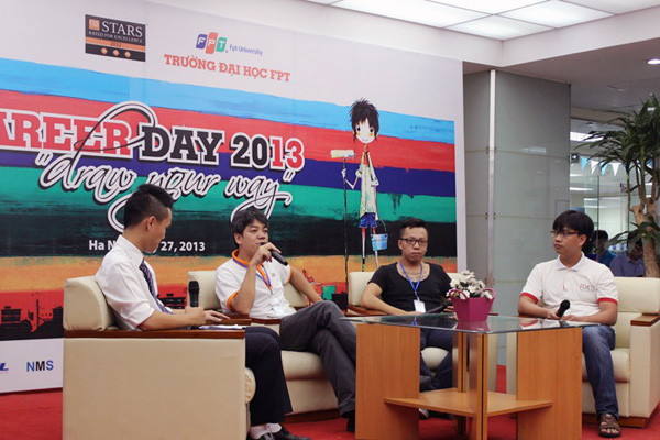 Các nhà tuyển dụng đến trao đổi và chia sẻ kinh nghiệm trong khi đi xin việc. Ảnh Xuân Trung Các nhà tuyển dụng đến trao đổi và chia sẻ kinh nghiệm trong khi đi xin việc. Ảnh Xuân Trung