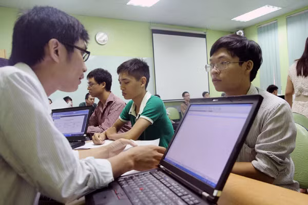 Nhiều sinh viên trực tiếp đến tham gia tuyển dụng. Ảnh Xuân Trung