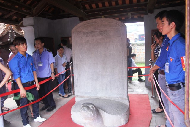 Nhiều tình nguyện viên đứng bảo vệ bia tiến sĩ. Ảnh Xuân Trung Nhiều tình nguyện viên đứng bảo vệ bia tiến sĩ. Ảnh Xuân Trung