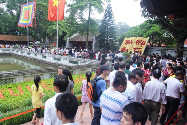 Sáng sớm nay (2/7), hàng nghìn sĩ tử đổ về Văn Miếu cầu may trước ngày thi. Ảnh Xuân Trung Sáng sớm nay (2/7), hàng nghìn sĩ tử đổ về Văn Miếu cầu may trước ngày thi. Ảnh Xuân Trung