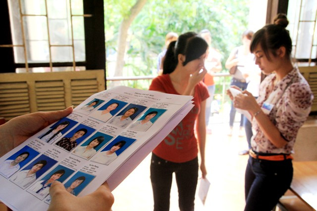 Thí sinh làm thủ tục dự thi tại Trường ĐH Công Đoàn năm 2012. Ảnh Xuân Trung