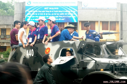 Thí sinh đến địa điểm thi làm thủ tục bằng xe lội nước, hình ảnh hiếm thấy.