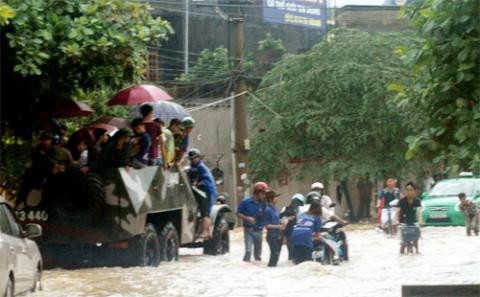 Trận mưa to đến nỗi đoạn đường bị ngập lưng bánh xe.