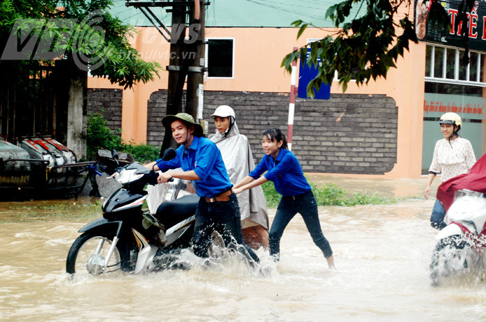Nhiều xe máy phải dắt.
