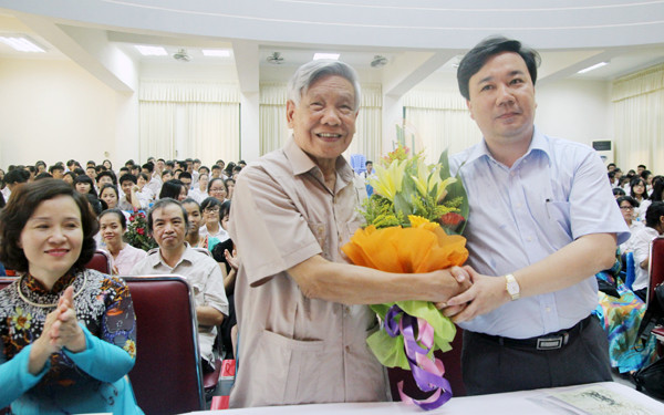 Nguyên Tổng bí thư Lê Khả Phiêu nhận hoa từ Hiệu trưởng đương thời ông Chử Xuân Dũng. Nguyên Tổng bí thư đề nghị trường Bưởi phải được phong danh hiệu Anh Hùng lực lượng vũ trang mới xứng đáng. Ảnh Xuân Trung Nguyên Tổng bí thư Lê Khả Phiêu nhận hoa từ Hiệu trưởng đương thời ông Chử Xuân Dũng. Nguyên Tổng bí thư đề nghị trường Bưởi phải được phong danh hiệu Anh Hùng lực lượng vũ trang mới xứng đáng. Ảnh Xuân Trung