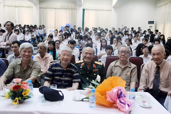 Trở lại trường xưa nhiều cựu học sinh đã lên chức ông, chức bà, họ rất xúc động, trường xưa bạn cũ những kĩ ức trỗi dậy. Ảnh Xuân Trung Trở lại trường xưa nhiều cựu học sinh đã lên chức ông, chức bà, họ rất xúc động, trường xưa bạn cũ những kĩ ức trỗi dậy. Ảnh Xuân Trung