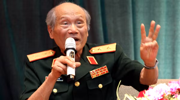 Trung tướng Phạm Hồng Cư, cựu học sinh trường Bưởi - Chu Văn An kể lại những ngày tháng được học dưới mái trường yêu dấu. Ảnh Xuân Trung Trung tướng Phạm Hồng Cư, cựu học sinh trường Bưởi - Chu Văn An kể lại những ngày tháng được học dưới mái trường yêu dấu. Ảnh Xuân Trung