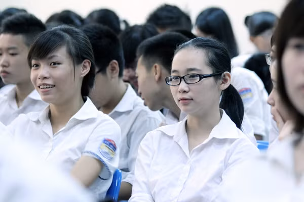 Thế hệ học sinh trường Bưởi ngày nay chăm chú lắng nghe những câu chuyện từ các cô, các bác là cựu học sinh. Ảnh Xuân Trung Thế hệ học sinh trường Bưởi ngày nay chăm chú lắng nghe những câu chuyện từ các cô, các bác là cựu học sinh. Ảnh Xuân Trung