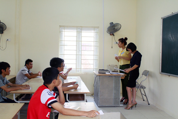 Thí sinh làm thủ tục dự thi Cao đẳng tại Trường Cao đẳng Cộng đồng Hà Nội. Ảnh Xuân Trung Thí sinh làm thủ tục dự thi Cao đẳng tại Trường Cao đẳng Cộng đồng Hà Nội. Ảnh Xuân Trung