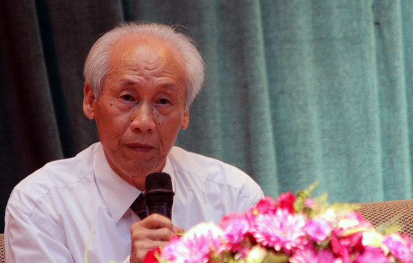 Nguyên Hiệu trưởng Trường Bưởi Nguyễn Bích Lưu kể về quãng thời gian toàn trường đi sơ tán, mặc dù vậy chưa lúc nào trường Bưởi bị dán đoạn công tác dạy và học. Ảnh Xuân Trung Nguyên Hiệu trưởng Trường Bưởi Nguyễn Bích Lưu kể về quãng thời gian toàn trường đi sơ tán, mặc dù vậy chưa lúc nào trường Bưởi bị dán đoạn công tác dạy và học. Ảnh Xuân Trung