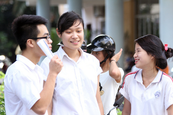 Thí sinh mỉm cười với môn Vật lý. Ảnh chụp tại Hội đồng thi Trường ĐH Sư phạm Hà Nội. Ảnh Xuân Trung