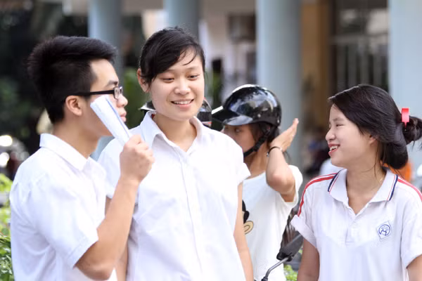 Thí sinh mỉm cười với môn Vật lý. Ảnh chụp tại Hội đồng thi Trường ĐH Sư phạm Hà Nội. Ảnh Xuân Trung