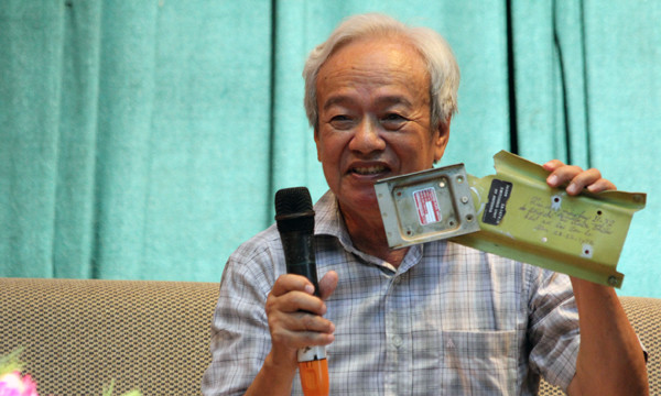 Đại tá Vũ Xuân Thăng, anh trai liệt sĩ phi công Vũ Xuân Thiều cầm mảnh xác máy bay B52 mà liệt sĩ Thiều đã bắn hạ đêm ngày 28/12/1972. Kỷ vật này luôn được gia đình gìn giữ cẩn thận và đặt trên bàn thờ liệt sĩ Thiều để tưởng nhớ. Ảnh Xuân Trung Đại tá Vũ Xuân Thăng, anh trai liệt sĩ phi công Vũ Xuân Thiều cầm mảnh xác máy bay B52 mà liệt sĩ Thiều đã bắn hạ đêm ngày 28/12/1972. Kỷ vật này luôn được gia đình gìn giữ cẩn thận và đặt trên bàn thờ liệt sĩ Thiều để tưởng nhớ. Ảnh Xuân Trung