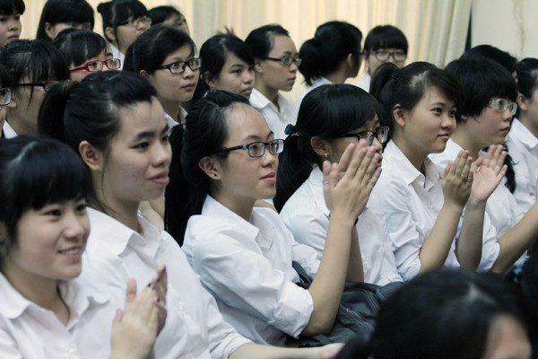 Các thế hệ học sinh trường Bưởi bây giờ khi nghe tới những câu chuyện cảm động về sự hi sinh của các thầy, các ô đi trước đều rất xúc động. Ảnh Xuân Trung Các thế hệ học sinh trường Bưởi bây giờ khi nghe tới những câu chuyện cảm động về sự hi sinh của các thầy, các ô đi trước đều rất xúc động. Ảnh Xuân Trung