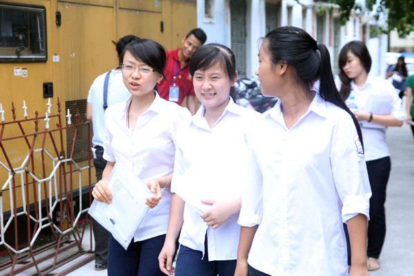 Thí sinh hoàn thành xong bài thi sáng nay tại Học viện Hành chính Quốc gia. Ảnh Xuân Trung Thí sinh hoàn thành xong bài thi sáng nay tại Học viện Hành chính Quốc gia. Ảnh Xuân Trung