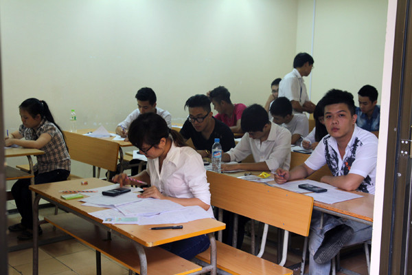 Thí sinh chuẩn bị làm bài thi môn Toán sáng nay tại Trường ĐH Kinh doanh và Công nghệ Hà Nội. Ảnh Xuân Trung