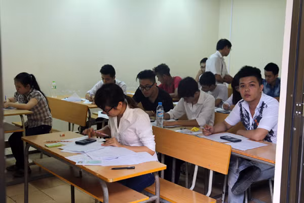 Thí sinh chuẩn bị làm bài thi môn Toán sáng nay tại Trường ĐH Kinh doanh và Công nghệ Hà Nội. Ảnh Xuân Trung Thí sinh chuẩn bị làm bài thi môn Toán sáng nay tại Trường ĐH Kinh doanh và Công nghệ Hà Nội. Ảnh Xuân Trung