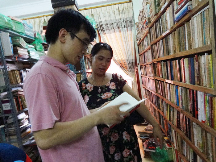 Chàng trai bỏ 15 năm sưu tầm hơn 10.000 cuốn sách cổ ảnh 2