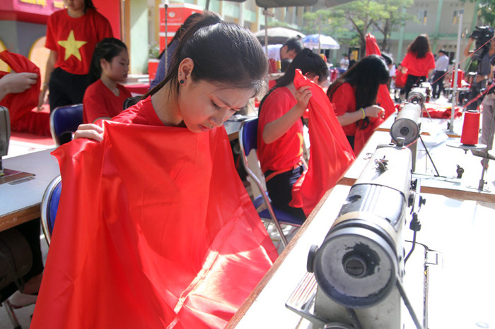 Công đoạn may đòi hỏi sự khéo léo. Công đoạn may đòi hỏi sự khéo léo.