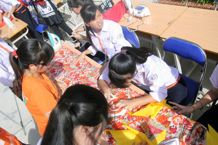 Trước khi may các em sẽ phân công nhau gim sao cho thật cân đối các cánh. Trước khi may các em sẽ phân công nhau gim sao cho thật cân đối các cánh.