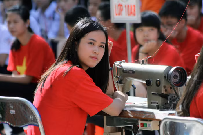 Các em học sinh chuẩn bị bước vào may cờ Tổ quốc.