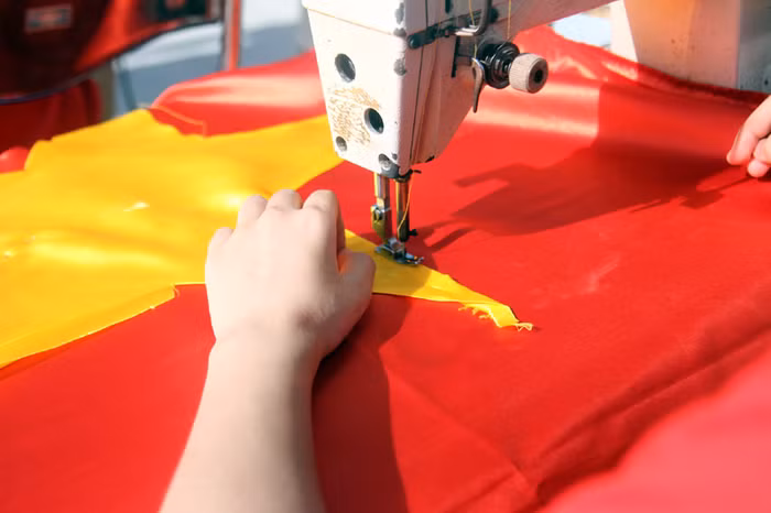 Những lá cờ do học sinh Trường THPT Lê Lợi may sẽ sớm được đưa ra Trường Sa.