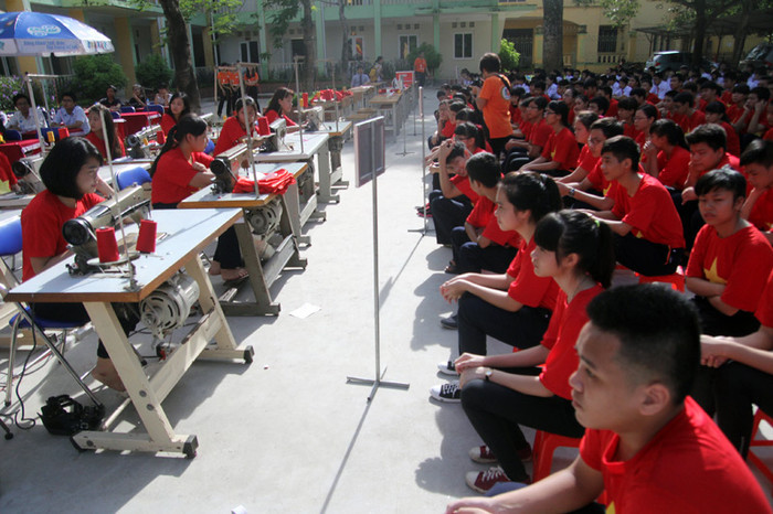 Để chuẩn bị may 300 lá cờ đẹp và đúng vì cờ Tổ quốc phải may theo đúng quy chuẩn, tỉ lệ cân đối, và quan trọng nhất là chất lượng sản phẩm. Trường THPT Lê Lợi đã mời ông Nguyễn Văn Phục – gia đình có bốn đời may cờ Tổ quốc đến và hướng dẫn các em. Bên cạnh đó còn sự tài trợ của nhà thiết kế Kelly Bùi sẽ tạo điều kiện đưa máy khâu đến cho các em và gia đình chị Tôn Nữ Hiếu Thảo sẽ cung cấp nguyên liệu. Để chuẩn bị may 300 lá cờ đẹp và đúng vì cờ Tổ quốc phải may theo đúng quy chuẩn, tỉ lệ cân đối, và quan trọng nhất là chất lượng sản phẩm. Trường THPT Lê Lợi đã mời ông Nguyễn Văn Phục – gia đình có bốn đời may cờ Tổ quốc đến và hướng dẫn các em. Bên cạnh đó còn sự tài trợ của nhà thiết kế Kelly Bùi sẽ tạo điều kiện đưa máy khâu đến cho các em và gia đình chị Tôn Nữ Hiếu Thảo sẽ cung cấp nguyên liệu.