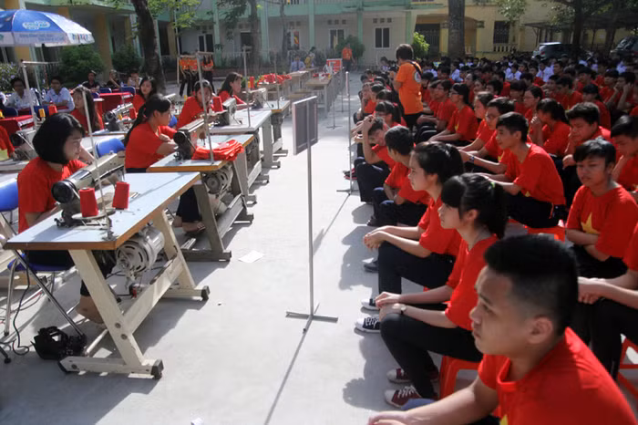 Để chuẩn bị may 300 lá cờ đẹp và đúng vì cờ Tổ quốc phải may theo đúng quy chuẩn, tỉ lệ cân đối, và quan trọng nhất là chất lượng sản phẩm. Trường THPT Lê Lợi đã mời ông Nguyễn Văn Phục – gia đình có bốn đời may cờ Tổ quốc đến và hướng dẫn các em. Bên cạnh đó còn sự tài trợ của nhà thiết kế Kelly Bùi sẽ tạo điều kiện đưa máy khâu đến cho các em và gia đình chị Tôn Nữ Hiếu Thảo sẽ cung cấp nguyên liệu.