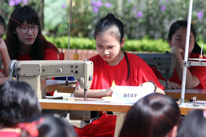 Giai đoạn may cờ gồm bảy bước: cắt vải đỏ, cắt sao vàng, gấp mép và tạo nếp vải đỏ, gấp mép và tạo nếp sao vàng, khâu sơ lược sao vàng và các nếp gấp, may hoàn thiện cờ và kiểm tra. Giai đoạn may cờ gồm bảy bước: cắt vải đỏ, cắt sao vàng, gấp mép và tạo nếp vải đỏ, gấp mép và tạo nếp sao vàng, khâu sơ lược sao vàng và các nếp gấp, may hoàn thiện cờ và kiểm tra.