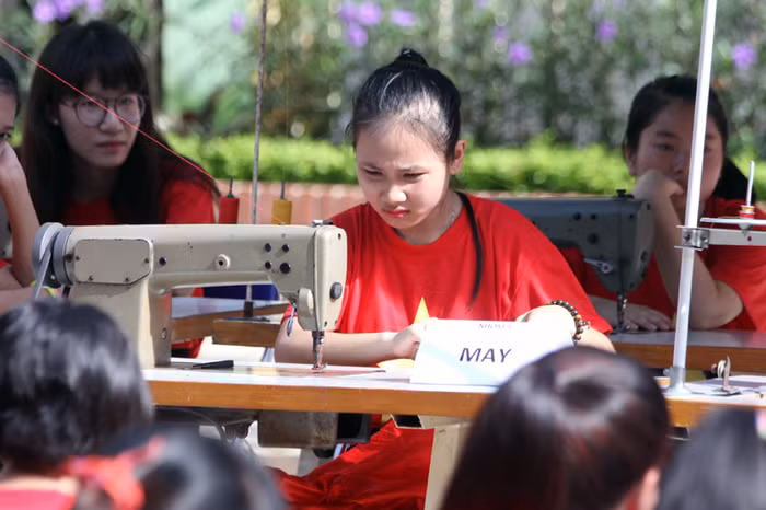 Giai đoạn may cờ gồm bảy bước: cắt vải đỏ, cắt sao vàng, gấp mép và tạo nếp vải đỏ, gấp mép và tạo nếp sao vàng, khâu sơ lược sao vàng và các nếp gấp, may hoàn thiện cờ và kiểm tra.