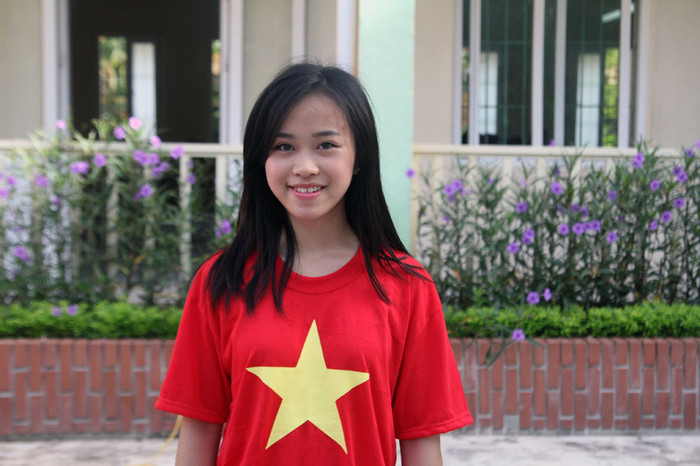 “Em mơ ước được một lần đến với Trường Sa – đến với mảnh đất thiêng liêng của tổ quốc. Khoảng cách thật xa nhưng những trái tim cùng đập dường như thật gần, thật thân thiết. Rồi những lá cờ kia ngày ngày tung bay trên biển đảo, để mỗi khi nhìn vào đó, chiến sĩ sẽ nhớ tới những cô cậu học trò bàn tay thật nhỏ thôi nhưng cũng đủ để làm nên điều gì thật ý nghĩa cho các anh”. Đôi mắt cô học trò Nguyễn Diệu Thúy ánh lên niềm hi vọng. “Em mơ ước được một lần đến với Trường Sa – đến với mảnh đất thiêng liêng của tổ quốc. Khoảng cách thật xa nhưng những trái tim cùng đập dường như thật gần, thật thân thiết. Rồi những lá cờ kia ngày ngày tung bay trên biển đảo, để mỗi khi nhìn vào đó, chiến sĩ sẽ nhớ tới những cô cậu học trò bàn tay thật nhỏ thôi nhưng cũng đủ để làm nên điều gì thật ý nghĩa cho các anh”. Đôi mắt cô học trò Nguyễn Diệu Thúy ánh lên niềm hi vọng.