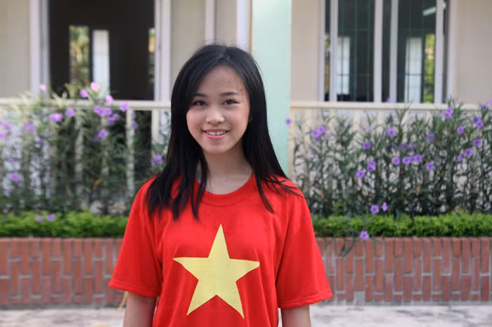 “Em mơ ước được một lần đến với Trường Sa – đến với mảnh đất thiêng liêng của tổ quốc. Khoảng cách thật xa nhưng những trái tim cùng đập dường như thật gần, thật thân thiết. Rồi những lá cờ kia ngày ngày tung bay trên biển đảo, để mỗi khi nhìn vào đó, chiến sĩ sẽ nhớ tới những cô cậu học trò bàn tay thật nhỏ thôi nhưng cũng đủ để làm nên điều gì thật ý nghĩa cho các anh”. Đôi mắt cô học trò Nguyễn Diệu Thúy ánh lên niềm hi vọng.