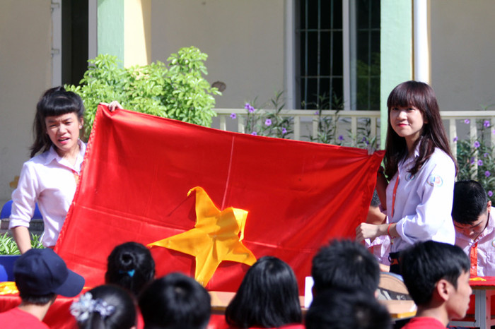 Đây là món quà nhỏ nhưng chứa đựng tình cảm, tinh thần yêu nước của tuổi trẻ của những người con luôn ý thức được giá trị của tự do và hòa bình. 300 lá cờ sẽ nổi bật trên mày xanh của đảo, của biển, của trời và sẽ thật gần, thật gần Trường Sa và đất liền. Đây là món quà nhỏ nhưng chứa đựng tình cảm, tinh thần yêu nước của tuổi trẻ của những người con luôn ý thức được giá trị của tự do và hòa bình. 300 lá cờ sẽ nổi bật trên mày xanh của đảo, của biển, của trời và sẽ thật gần, thật gần Trường Sa và đất liền.