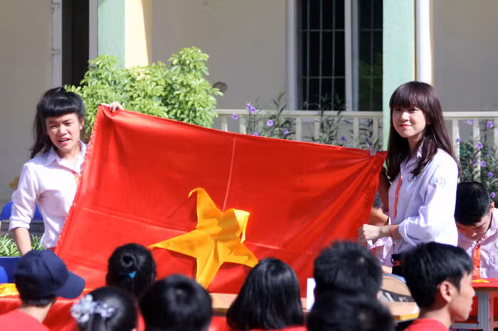 Đây là món quà nhỏ nhưng chứa đựng tình cảm, tinh thần yêu nước của tuổi trẻ của những người con luôn ý thức được giá trị của tự do và hòa bình. 300 lá cờ sẽ nổi bật trên mày xanh của đảo, của biển, của trời và sẽ thật gần, thật gần Trường Sa và đất liền.