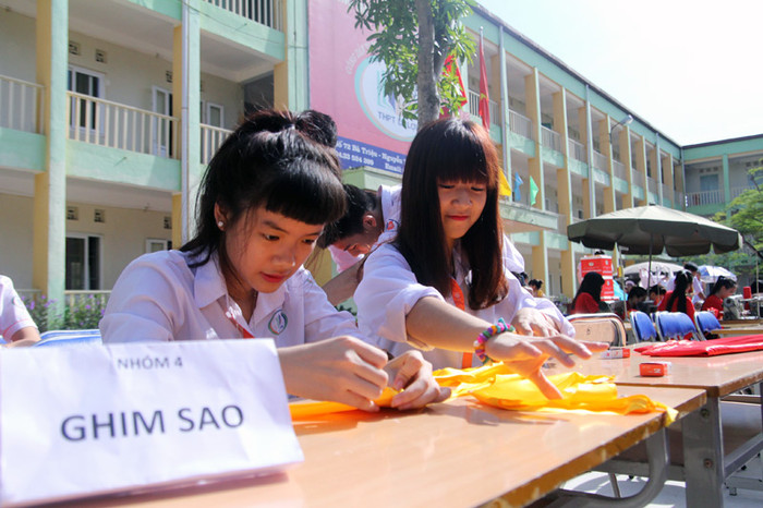 Dựa vào đó nhà trường chia là 7 đội, mỗi đội làm làm một nhiệm vụ trong bảy bước. Công việc làm cờ Tổ quốc sẽ diễn ra tại trường với hơn 100 học sinh vào sáng ngày 10/8/2014. Dựa vào đó nhà trường chia là 7 đội, mỗi đội làm làm một nhiệm vụ trong bảy bước. Công việc làm cờ Tổ quốc sẽ diễn ra tại trường với hơn 100 học sinh vào sáng ngày 10/8/2014.
