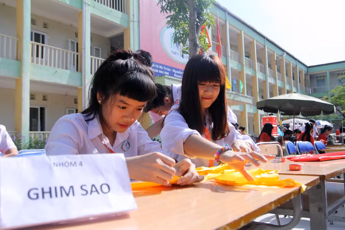 Dựa vào đó nhà trường chia là 7 đội, mỗi đội làm làm một nhiệm vụ trong bảy bước. Công việc làm cờ Tổ quốc sẽ diễn ra tại trường với hơn 100 học sinh vào sáng ngày 10/8/2014.