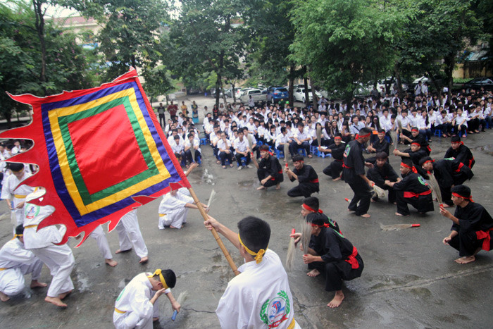 Năm học mới thầy và trò trường THPT Đinh Tiên Hoàng quyết tâm dạy tốt, học tốt.