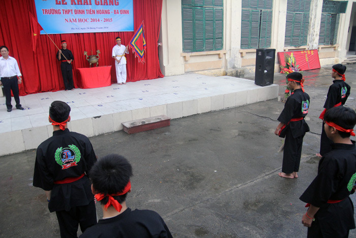 Lễ khai giảng năm học mới thầy và trò Trường THPT Đinh Tiên Hoàng được tổ chức với phần lễ là nghi thức múa cờ lâu, ôn lại các sự kiện lịch sử gắn với người anh hùng dân tộc Đinh Tiên Hoàng.