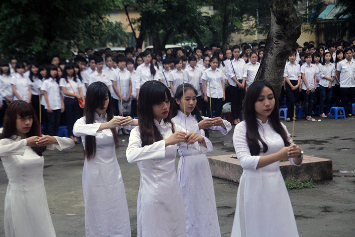 Các em sẽ thắp nén hương tưởng nhớ tới người anh hùng dân tộc đã có công đánh đuổi giặc ngoại xâm.