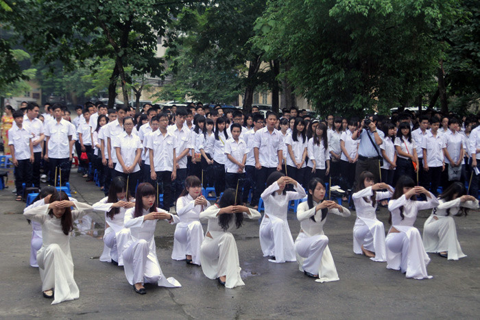 Phần dâng hương tưởng nhớ tới người anh hùng dân tộc Đinh Tiên Hoàng khiến nhiều học sinh xúc động.