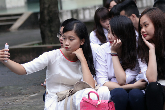 Kết thúc buổi lễ khai giảng các học sinh tranh thủ ghi lại những hình ảnh đẹp đầu năm học.