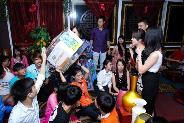 Trong đêm nhạc hòm quyên góp được trao tới tận tay mọi người.