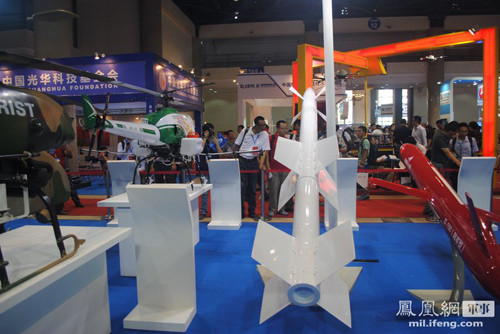 Mô hình "bia bay" không người lái S-400 của Trung Quốc (nguồn báo Phượng Hoàng, Hồng Kông) Mô hình "bia bay" không người lái S-400 của Trung Quốc (nguồn báo Phượng Hoàng, Hồng Kông)