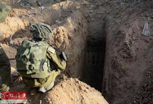 Ngày 17 tháng 7 năm 2014, binh sĩ Israel kiểm tra một lối vào địa đạo cu9ả Hamas ở phía bắc dải Gaza. Ngày 17 tháng 7 năm 2014, binh sĩ Israel kiểm tra một lối vào địa đạo cu9ả Hamas ở phía bắc dải Gaza.