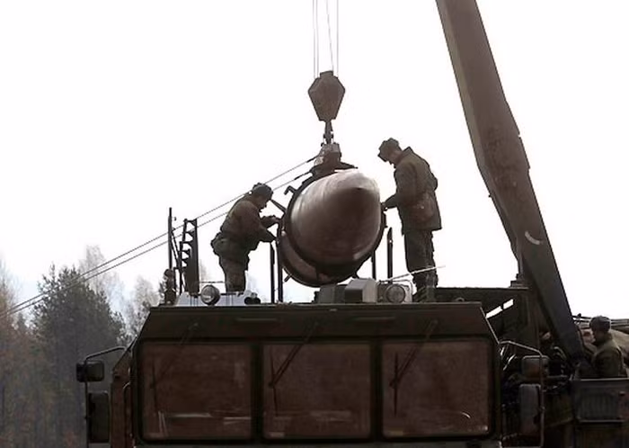 Lắp đặt tên lửa Iskander