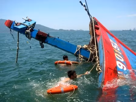 Giới cầm quyền Bắc Kinh cho phép tàu của họ đâm chìm tàu cá của Việt Nam, ngăn cản không cho cứu ngư dân của tàu cá này - một hành động khủng bố dã man thời trung cổ